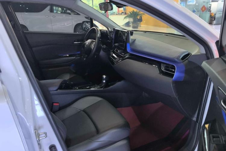 Used Toyota C-HR 2023 2.0L Luxury Edition Interior 8