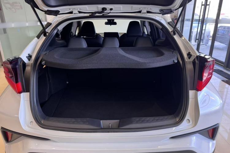 Used Toyota C-HR 2023 2.0L Luxury Edition Interior 8
