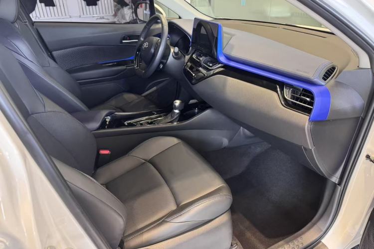 Used Toyota C-HR 2023 2.0L Luxury Edition Interior 9