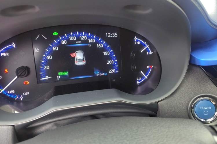 Used Toyota C-HR 2023 2.0L Smart Electric Hybrid Dual-Engine Luxury Edition Odometer Close Up