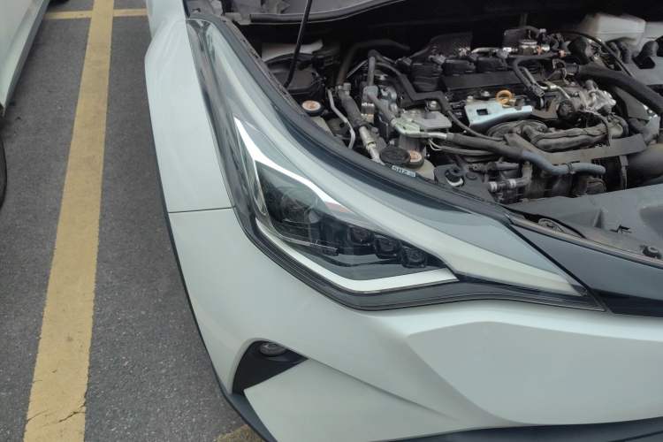 Used Toyota C-HR 2023 2.0L Smart Electric Hybrid Dual-Engine Luxury Edition Right Front Headlight