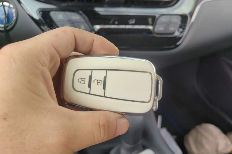 Used Toyota C-HR 2023 2.0L Smart Electric Hybrid Dual-Engine Comfort Version Vehicle Key