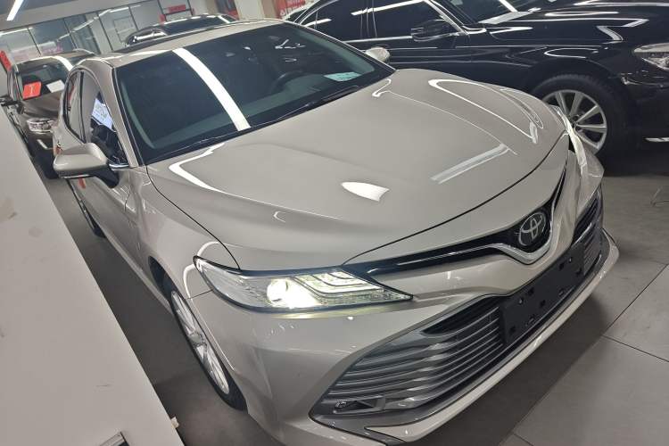 Used Toyota Camry 2019 Revised Version 2.0G Luxury Edition Front Right 45 Deg