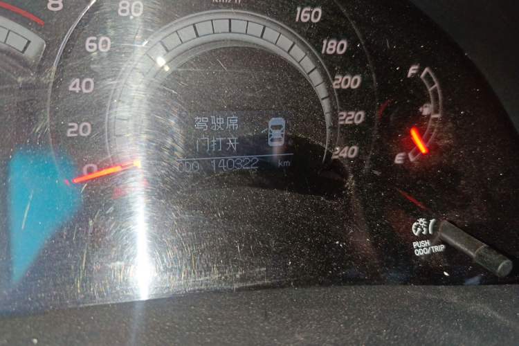 Used Toyota Camry 2006 200G Odometer Close Up