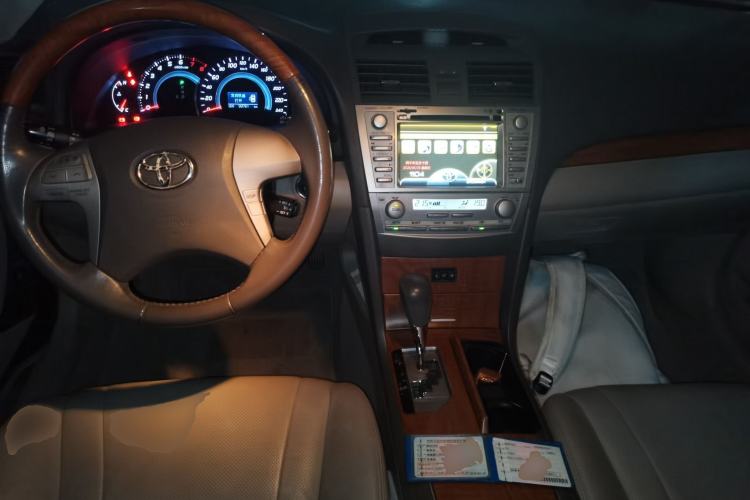 Used Toyota Camry 2011 240G Luxury Anniversary Edition Center Console
