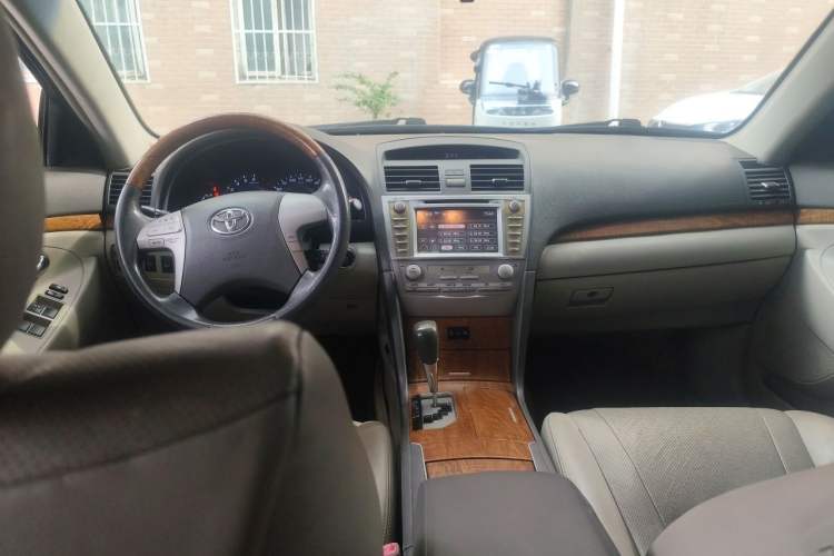 Used Toyota Camry 2011 240G Luxury Anniversary Edition Center Console