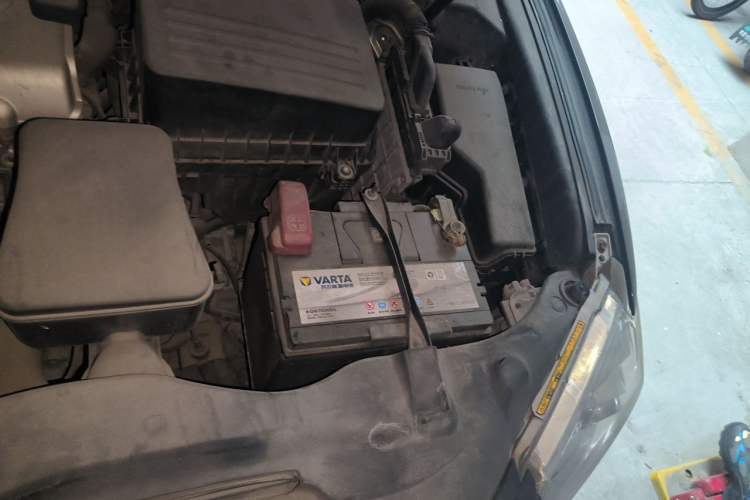 Used Toyota Camry 2011 240G Luxury Anniversary Edition Engine Bay Left
