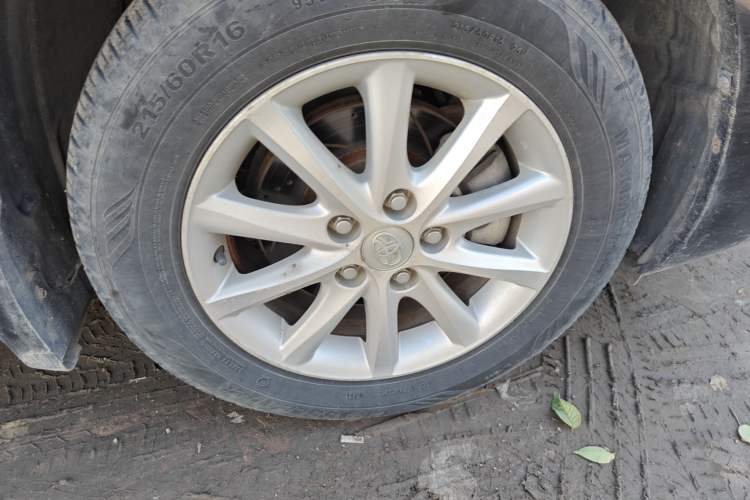 Used Toyota Camry 2011 240G Luxury Anniversary Edition Right Front Wheel Hub