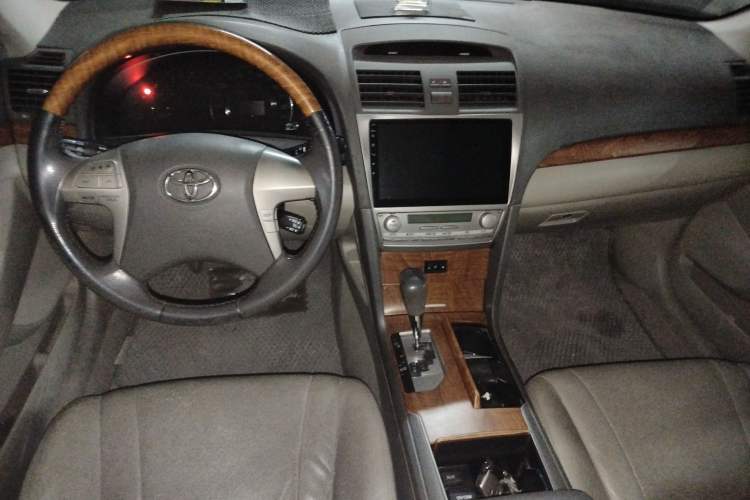 Used Toyota Camry 2011 240G Luxury Anniversary Edition Center Console