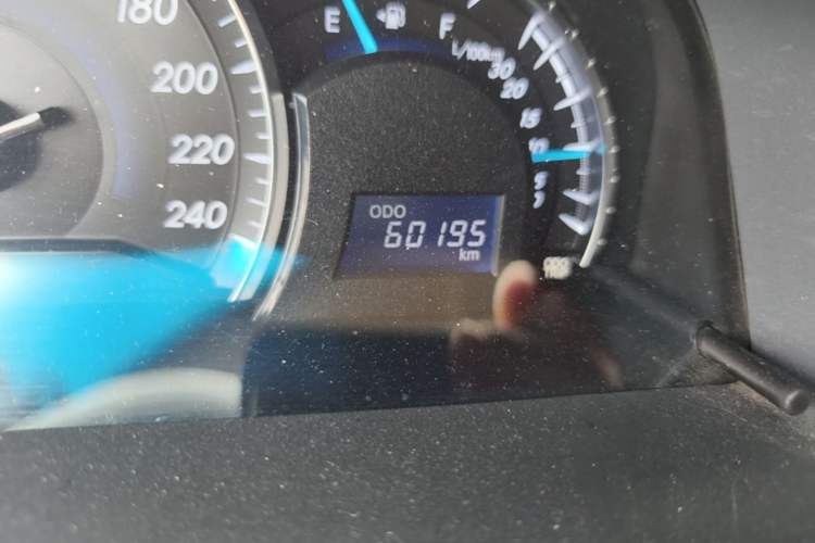 Used Toyota Camry 2012 2.0G Luxury Edition Odometer Close Up