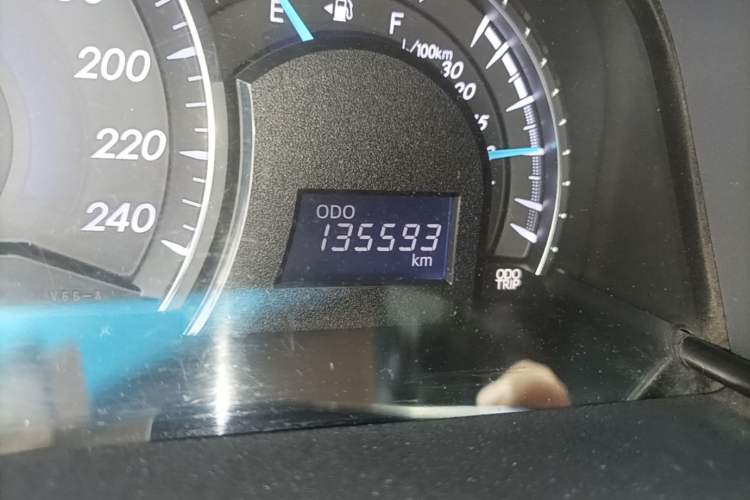 Used Toyota Camry 2012 2.0G Luxury Edition Odometer Close Up
