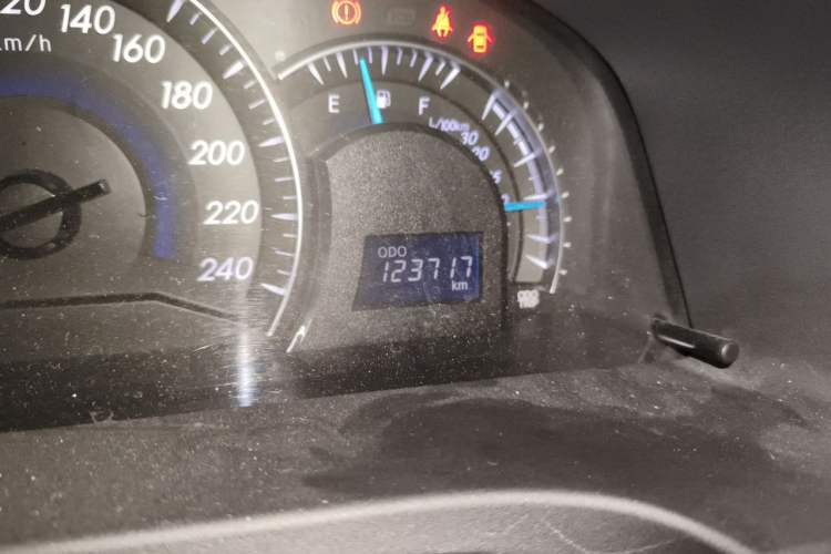 Used Toyota Camry 2012 2.0G Luxury Navigation Edition Odometer Close Up