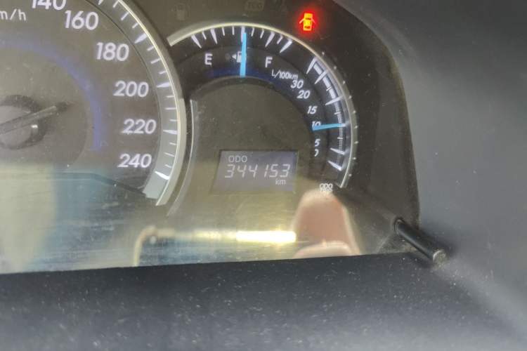 Used Toyota Camry 2012 2.0G Luxury Edition Odometer Close Up