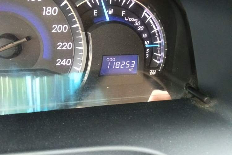 Used Toyota Camry 2012 2.0G Luxury Edition Odometer Close Up