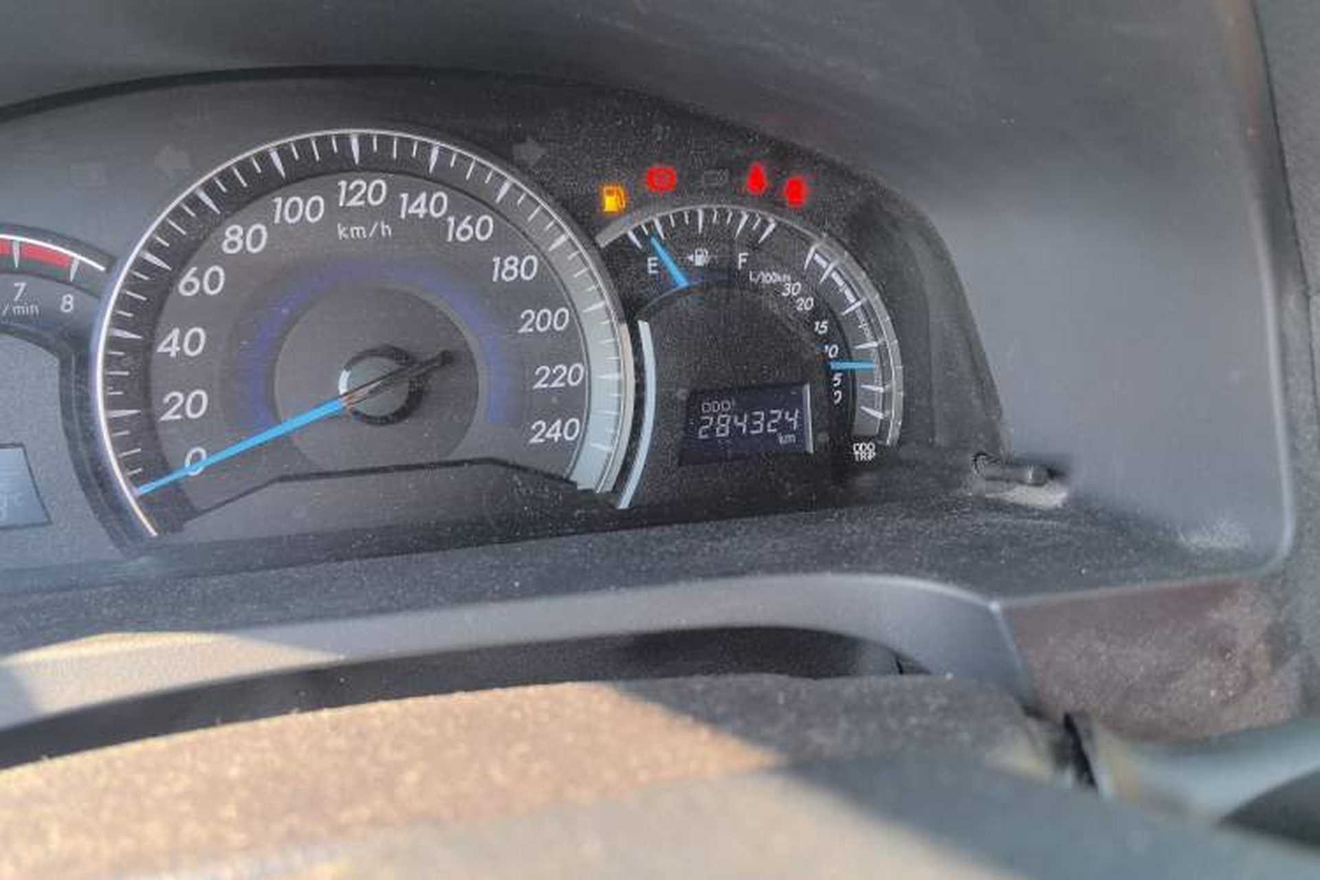 Used Toyota Camry 2012 2.0G Luxury Edition Odometer Close Up