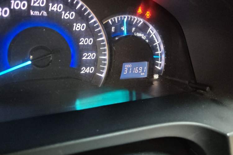 Used Toyota Camry 2012 2.0G Luxury Edition Odometer Close Up