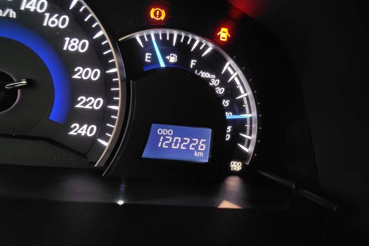 Used Toyota Camry 2012 2.5G Luxury Edition Odometer Close Up