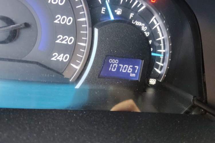 Used Toyota Camry 2013 2.0G Comfort Edition Odometer Close Up