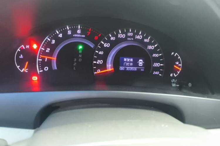 Used Toyota Camry 2013 200G Classic Luxury Edition Odometer Close Up