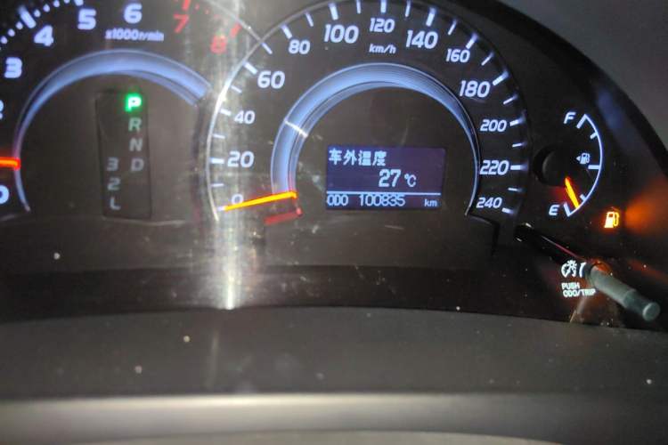 Used Toyota Camry 2013 200G Classic Luxury Edition Odometer Close Up