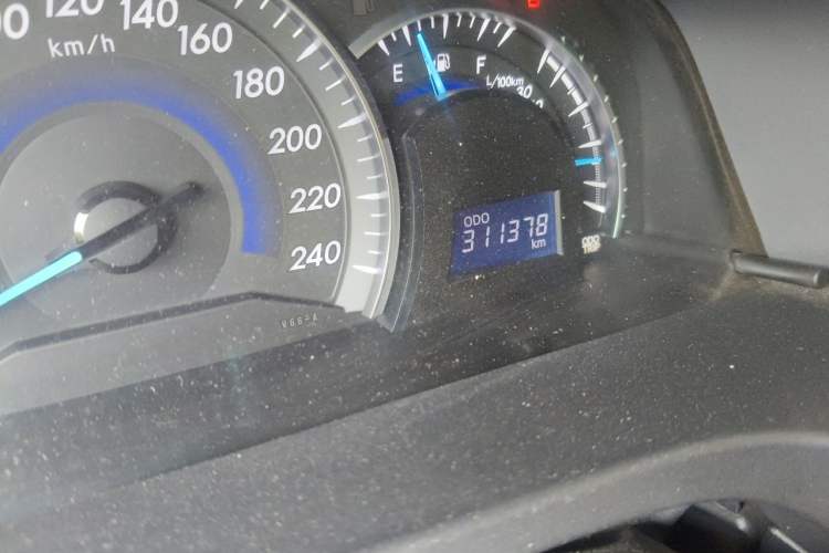 Used Toyota Camry 2013 2.0G Comfort Edition Odometer Close Up