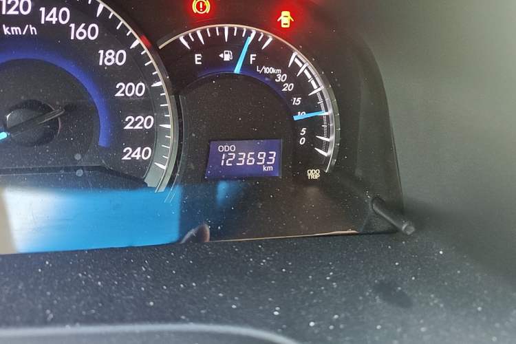 Used Toyota Camry 2013 2.5G Comfort Edition Odometer Close Up