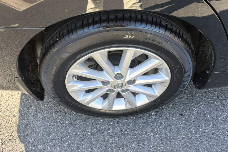 Used Toyota Camry 2015 2.0G Premier Edition Exterior 9