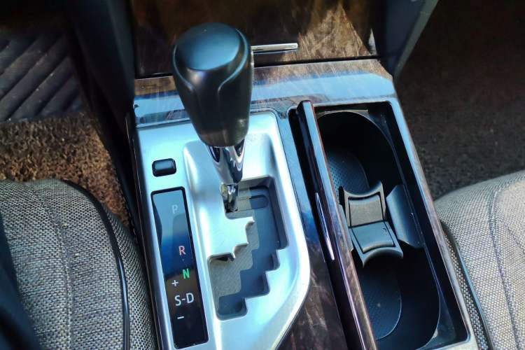 Used Toyota Camry 2015 2.0E Elite Edition Gear Lever
