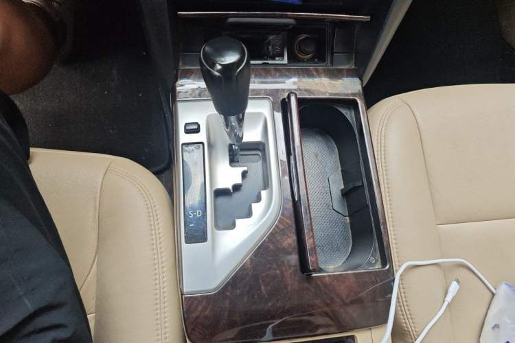 Used Toyota Camry 2015 2.0E Elite Edition Gear Lever