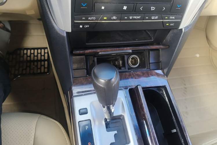 Used Toyota Camry 2015 2.0E Elite Edition Gear Lever