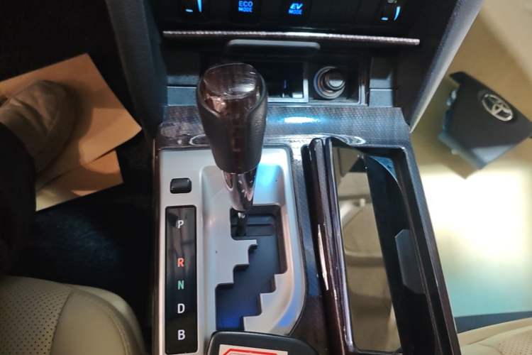 Used Toyota Camry 2015 Dual-Engine 2.5 HG Luxury Navigation Edition Gear Lever