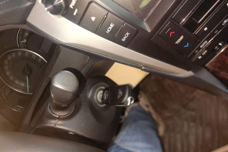 Used Toyota Camry 2015 2.0G Premier Edition Interior 1