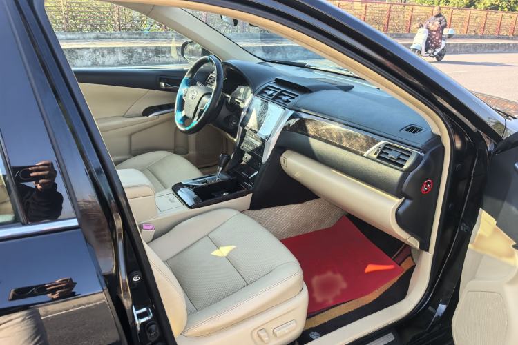 Used Toyota Camry 2015 2.0G Premier Edition Interior 11