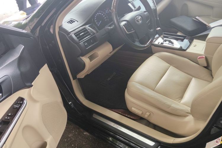 Used Toyota Camry 2015 2.0G Premier Edition Interior 3