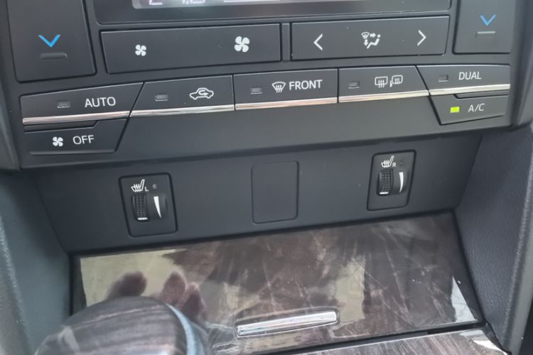Used Toyota Camry 2015 2.0G Premier Edition Interior 4