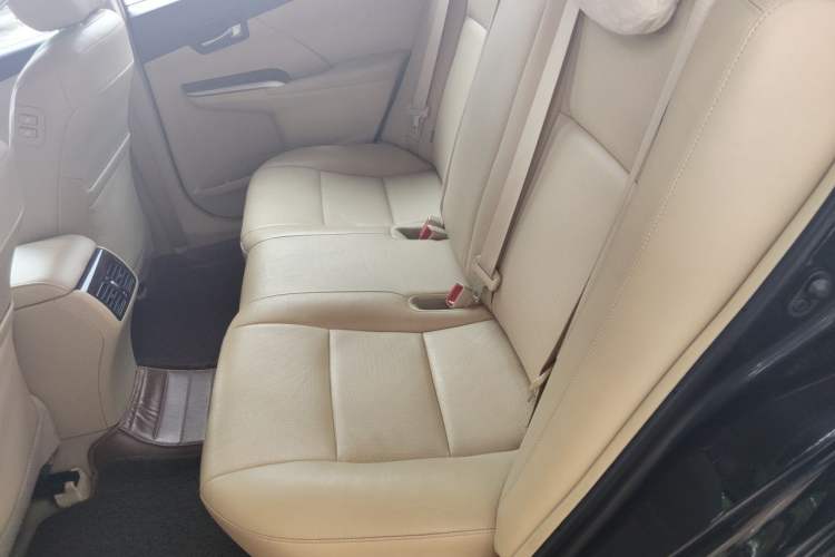 Used Toyota Camry 2015 2.0G Premier Edition Interior 4