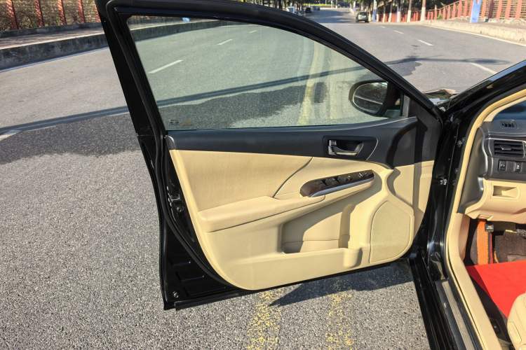 Used Toyota Camry 2015 2.0G Premier Edition Interior 5