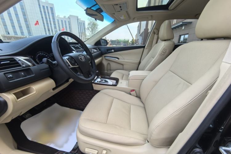 Used Toyota Camry 2015 2.0G Premier Edition Interior 6
