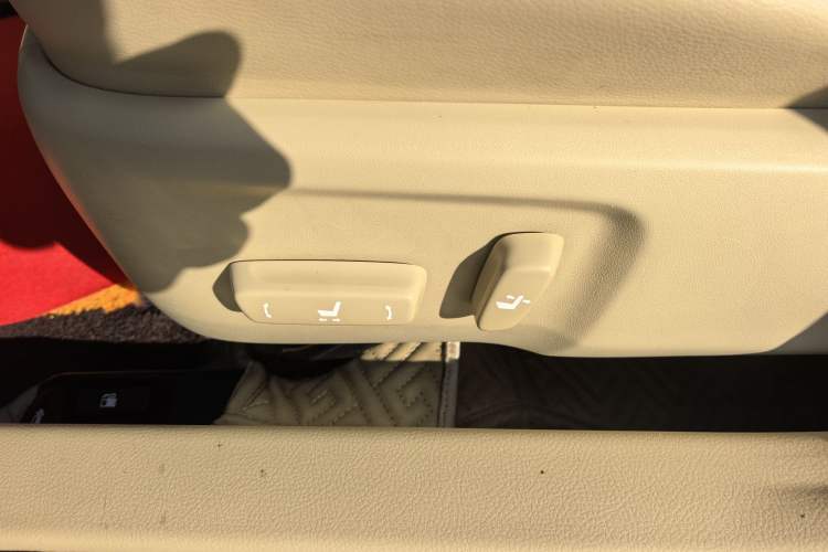 Used Toyota Camry 2015 2.0G Premier Edition Interior 6
