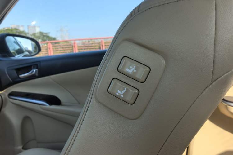 Used Toyota Camry 2015 2.0G Premier Edition Interior 8