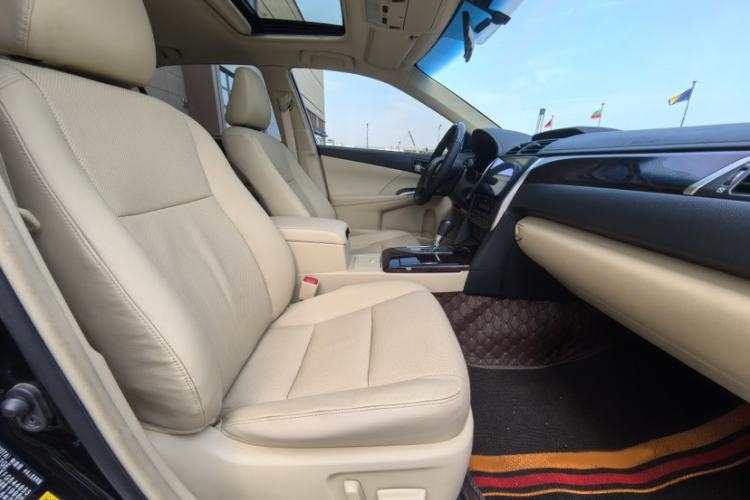 Used Toyota Camry 2015 2.0G Premier Edition Interior 9