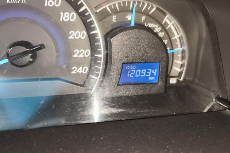 Used Toyota Camry 2015 2.0E Elite Edition Odometer Close Up