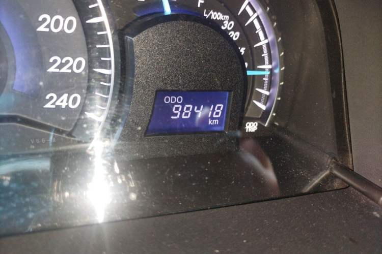 Used Toyota Camry 2015 2.0G Premier Edition Odometer Close Up