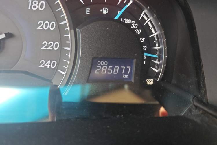 Used Toyota Camry 2015 2.0G Premier Edition Odometer Close Up