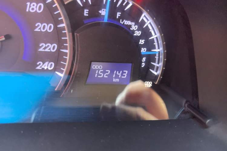 Used Toyota Camry 2015 2.5G Luxury Navigation Edition Odometer Close Up
