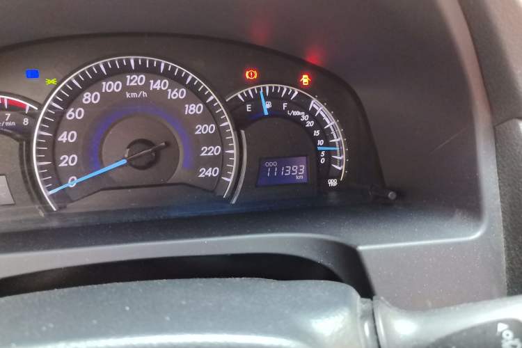 Used Toyota Camry 2015 2.0G Premier Edition Odometer Close Up