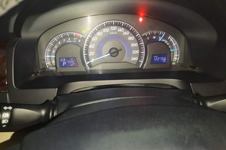 Used Toyota Camry 2015 2.0G Premier Edition Odometer Close Up