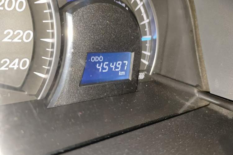 Used Toyota Camry 2015 2.0E Elite Edition Odometer Close Up