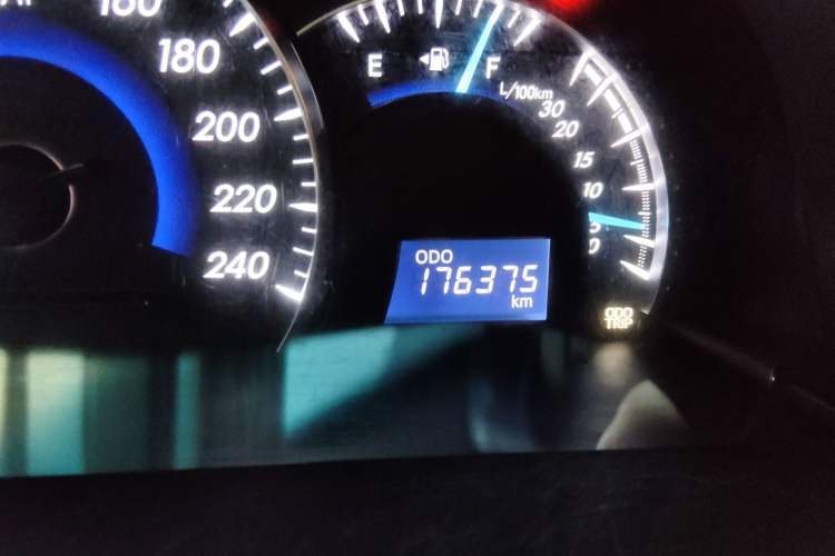 Used Toyota Camry 2015 2.0G Premier Edition Odometer Close Up
