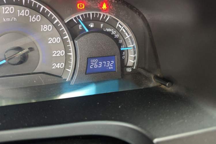 Used Toyota Camry 2015 2.0E Elite Edition Odometer Close Up